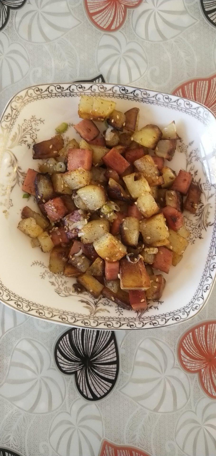 【孜然火腿土豆丁】