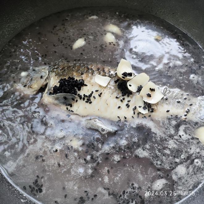 芝麻百合鲫鱼汤的做法