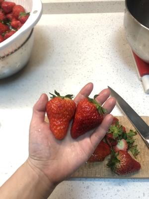 草莓季🍓还在买草莓酱？想不想吃整粒草莓还能保存超长时间透明高颜值的草莓果酱？疫情实现的草莓自由，自己做好吃百倍！（超级详细的视频步骤）的做法 步骤3