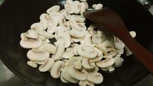 白汁培根蘑菇意粉（奶油版）的做法 步骤8
