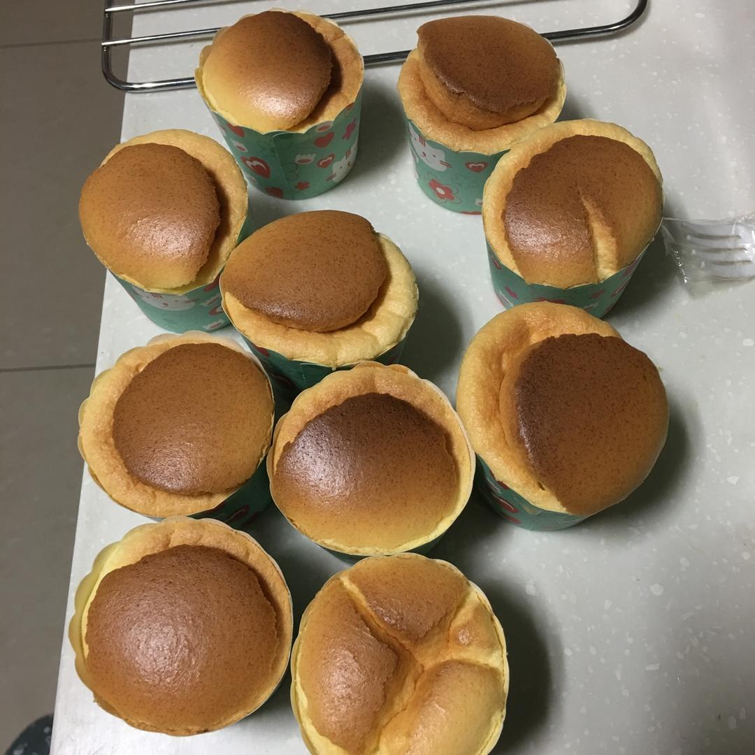 戚风杯子蛋糕^_^不开裂不回缩喔～