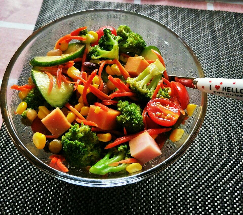 西兰花玉米火腿沙拉