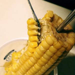 最简单的剥玉米粒方法的做法 步骤2