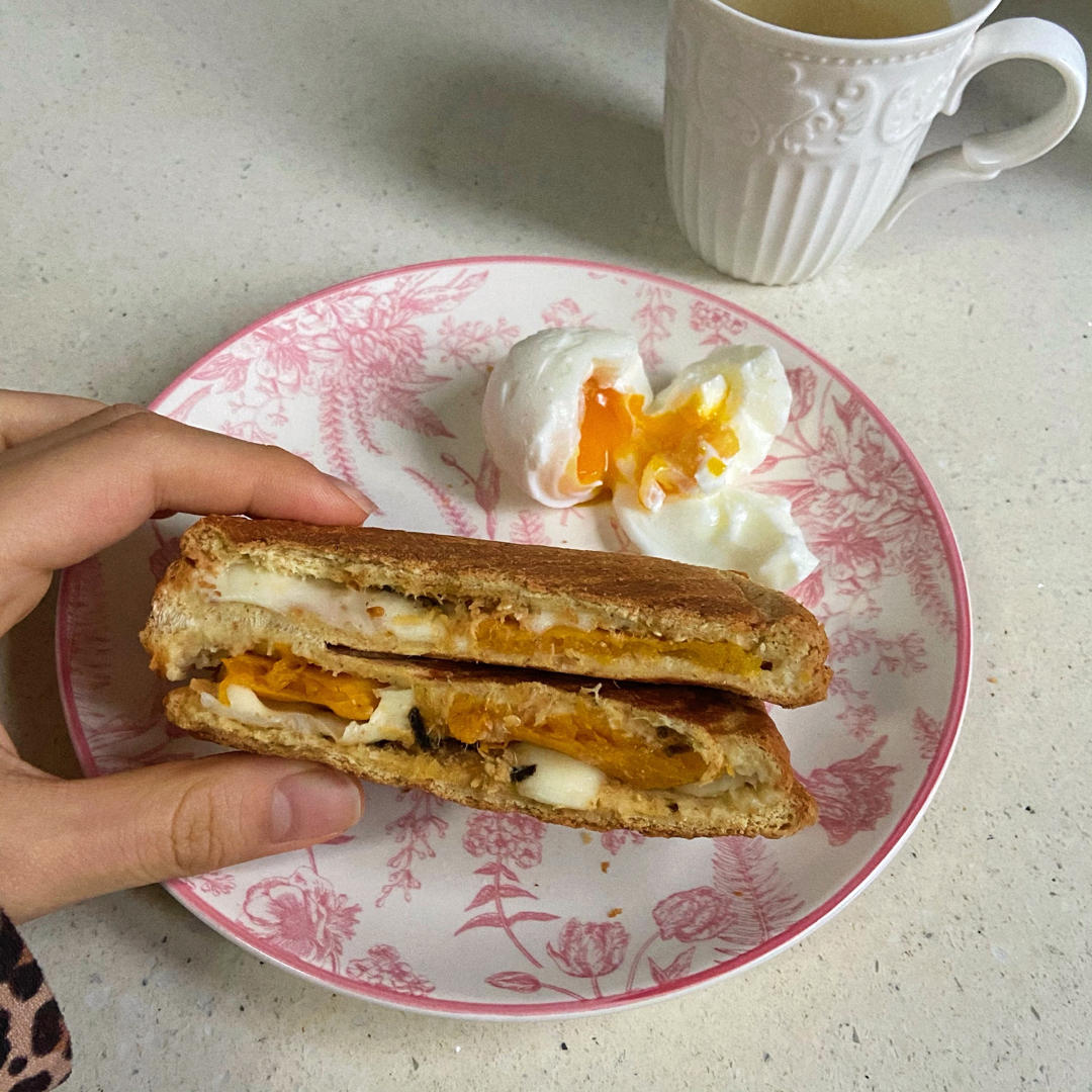 美味的南瓜肉松芝士蛋三明治