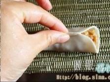 开口三鲜锅贴的做法 步骤8