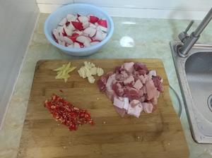 家常版肉烧萝卜的做法 步骤1
