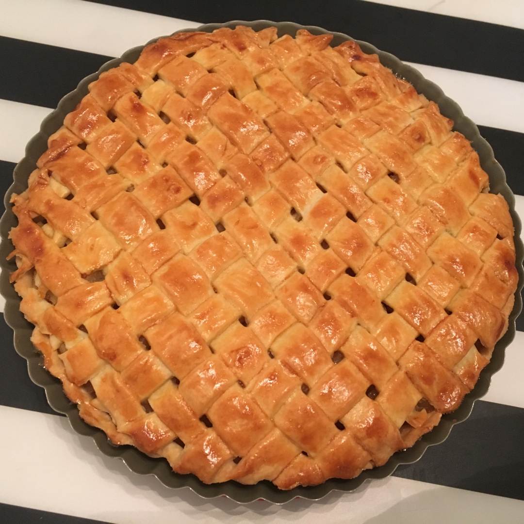 派 苹果派 微酸美眉做的苹果派 赞 面团/派皮,面粉,黄油,水,糖,苹果馅