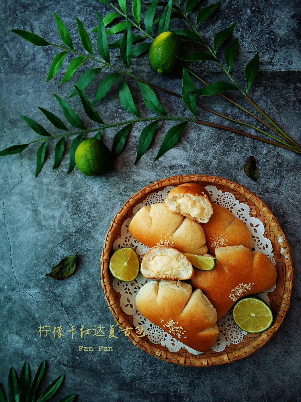 复古卡仕达夹馅面包