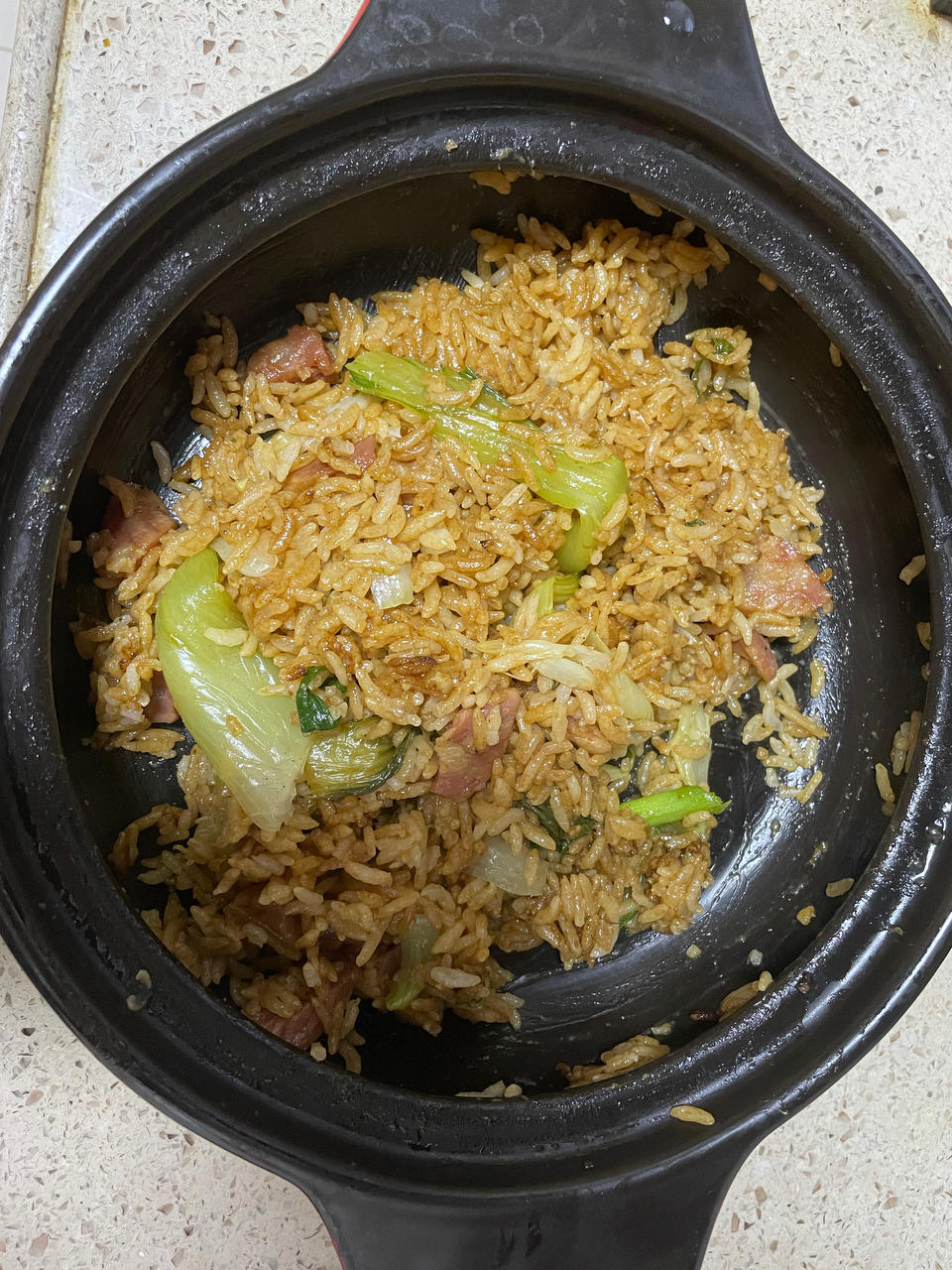 广式腊味煲仔饭