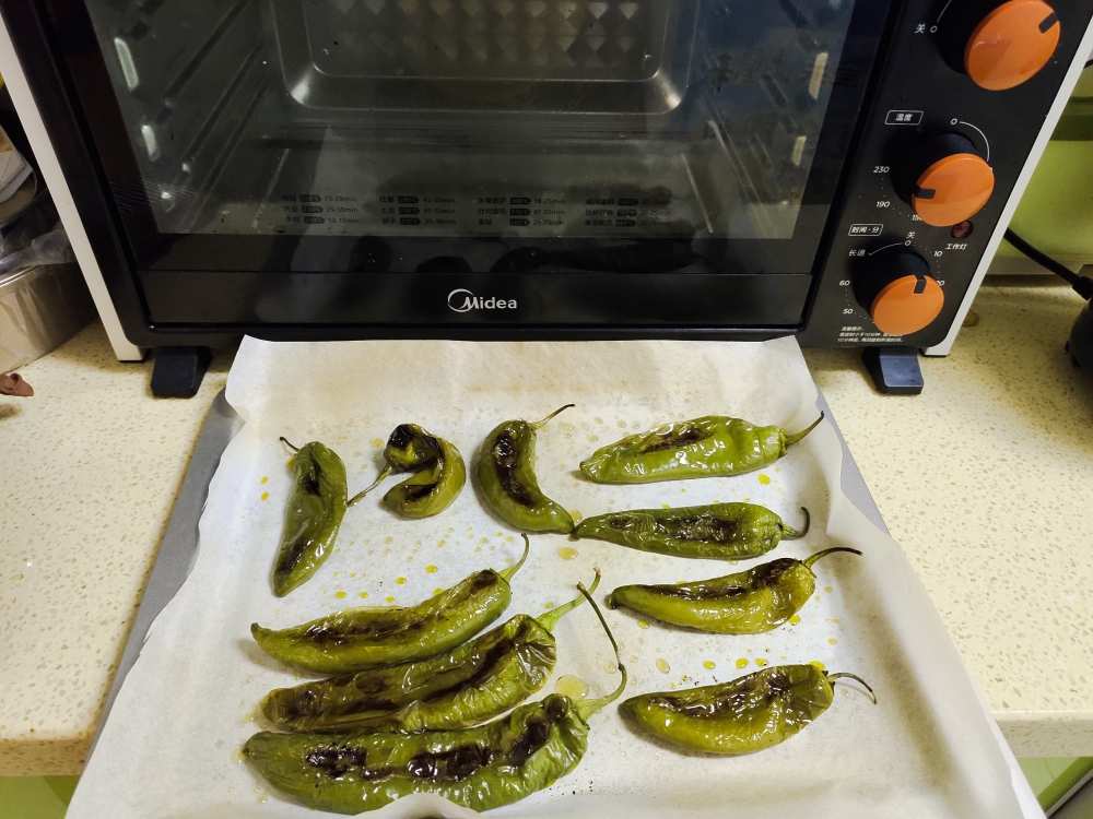 烤箱版虎皮青椒（再也不用怕油炸起来啦）的做法