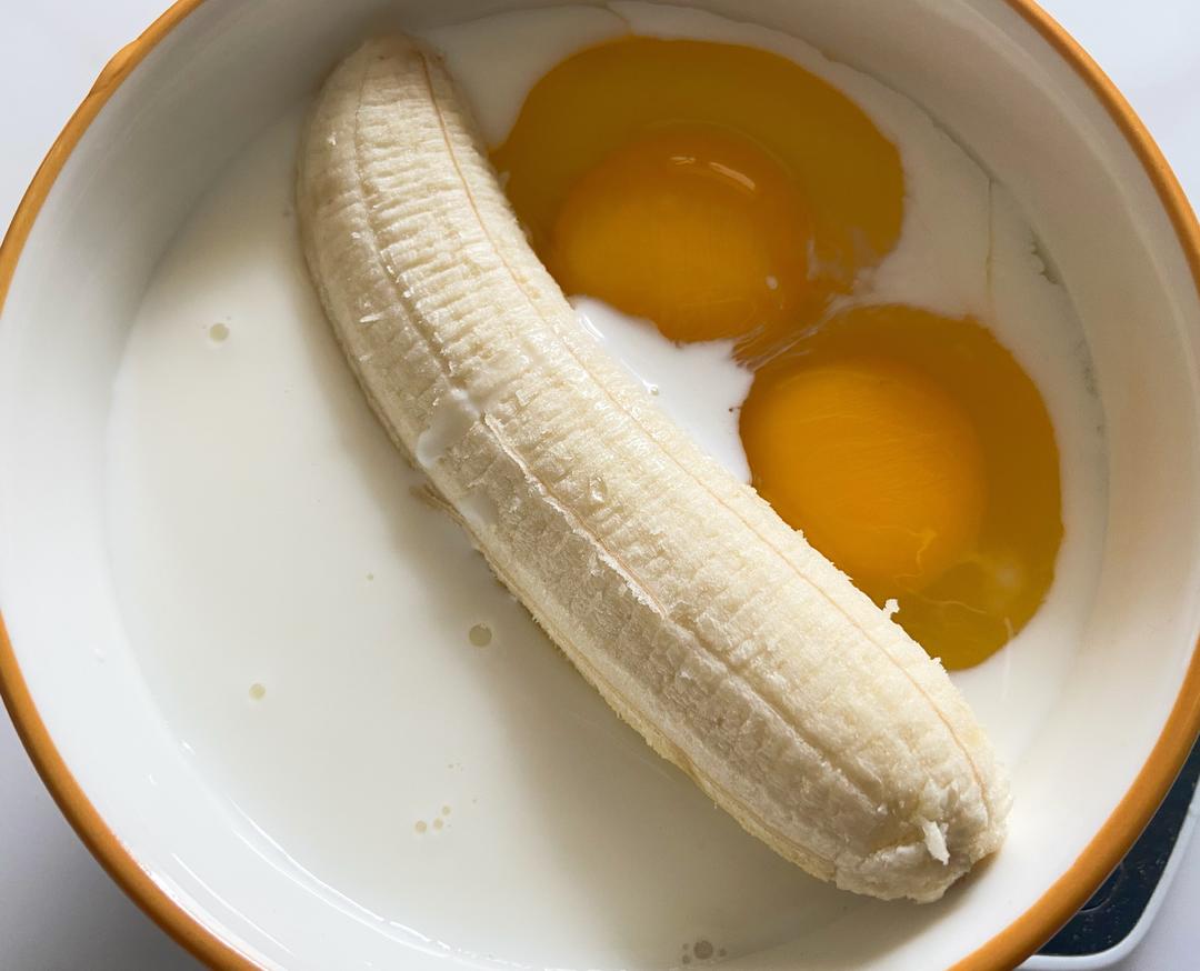 一个香蕉   两个鸡蛋  这么做全家老少都爱吃 软糯香甜的香蕉鸡蛋饼  附细节视频的做法 步骤1