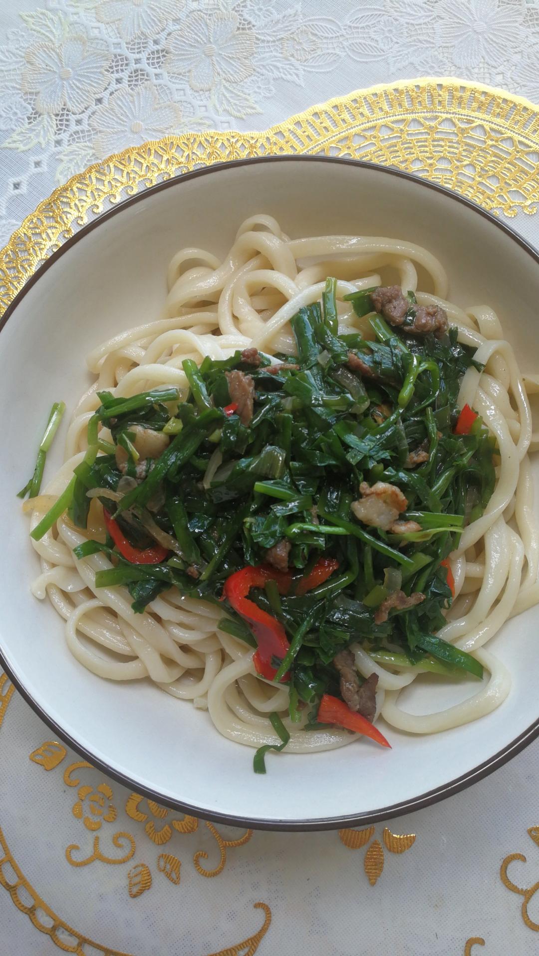 新疆韭菜拌面