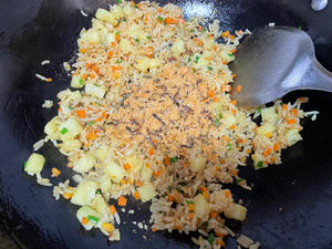 菠萝肉松咖喱炒饭的做法 步骤6