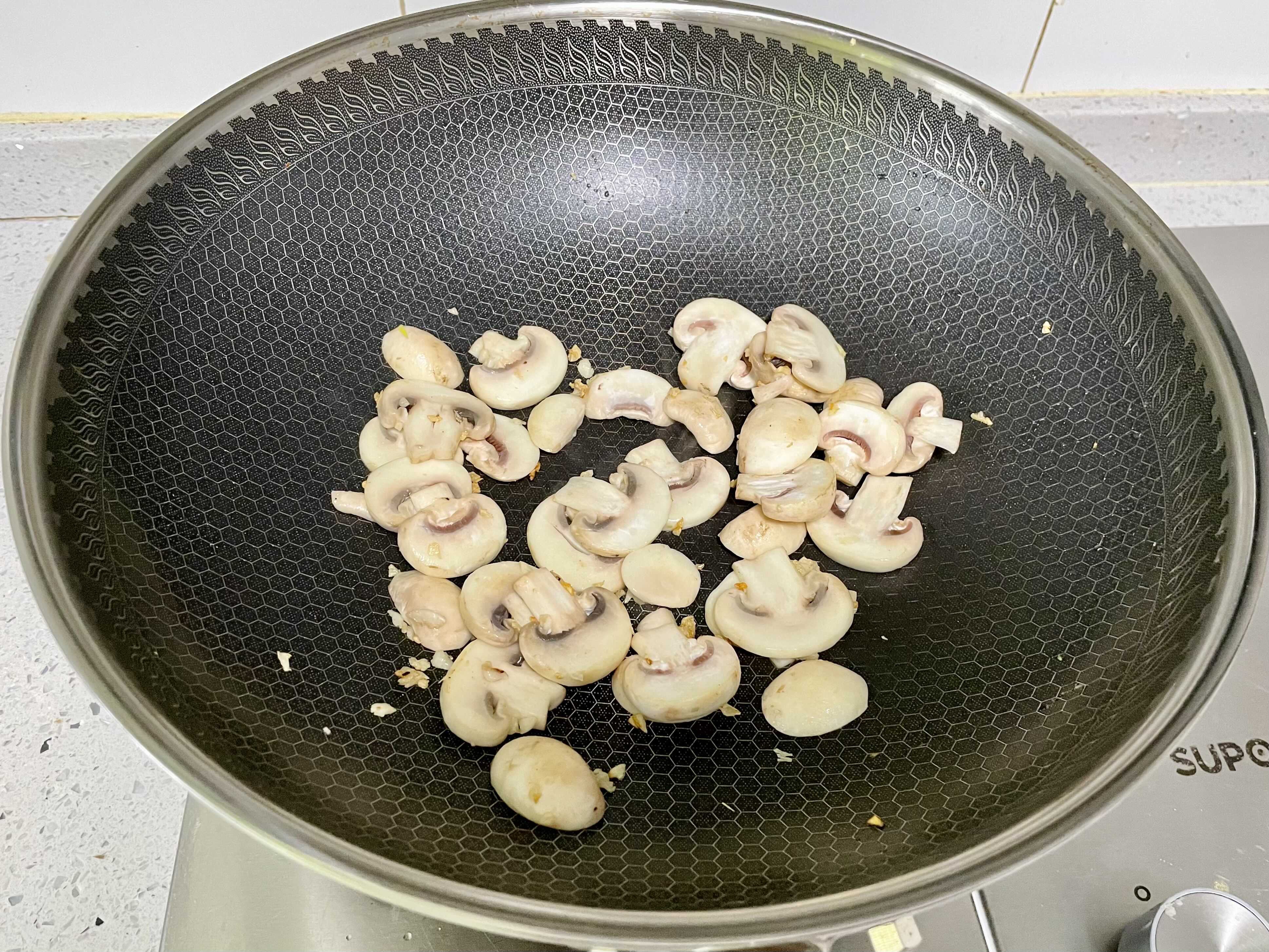黑椒芦笋炒蘑菇，素菜也能好吃到飞起的做法 步骤5