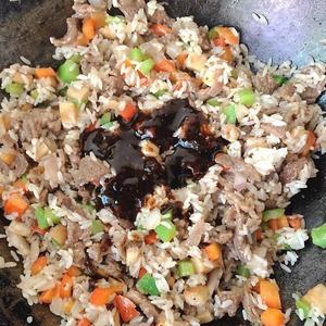 黑椒牛肉蔬菜炒饭的做法 步骤9