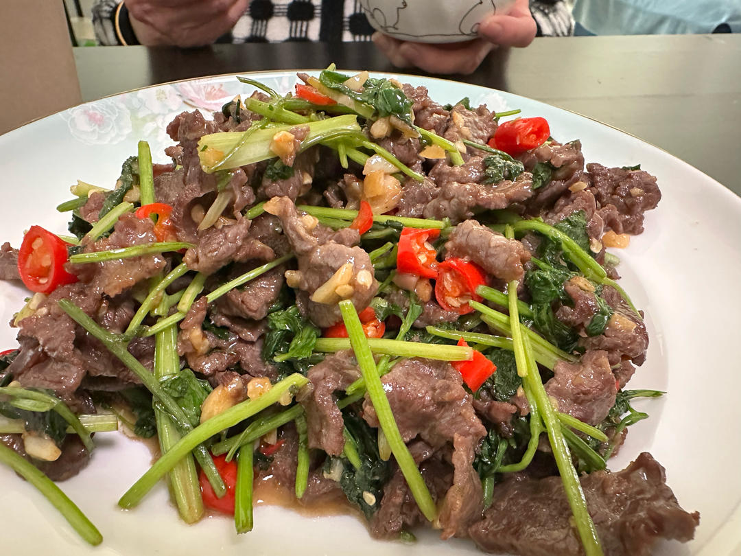 香菜炒牛肉，香辣下饭，爱吃香菜的朋友看过来，拌饭绝了