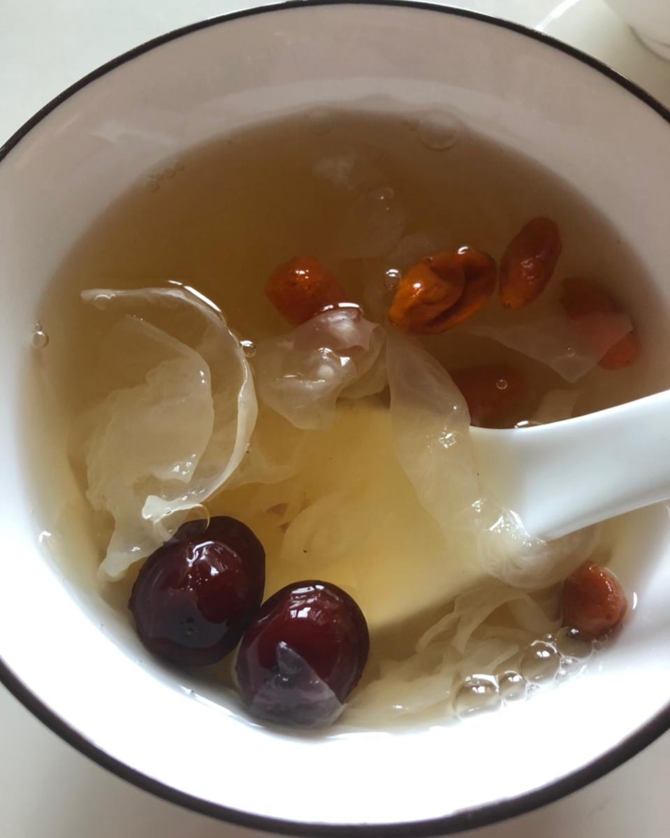 冰糖银耳红枣汤
