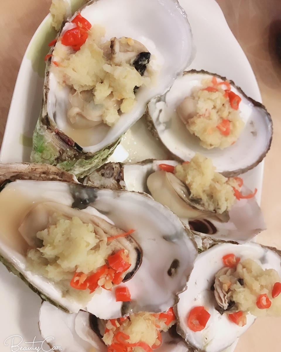 潴怡添做的蒜蓉蒸生蚝