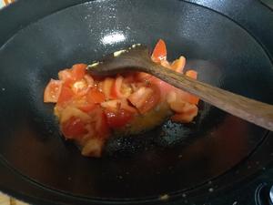 西红柿炒鸡蛋（酸酸辣辣）的做法 步骤5