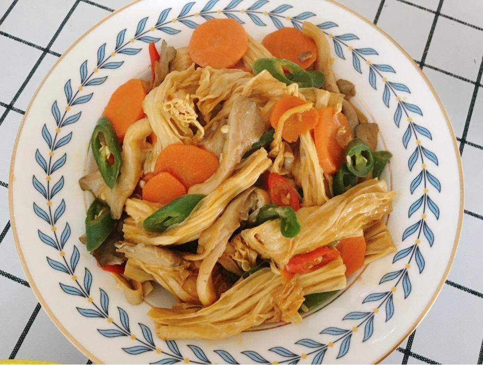 素食·蚝油焖香菇胡萝卜加上青椒腐竹