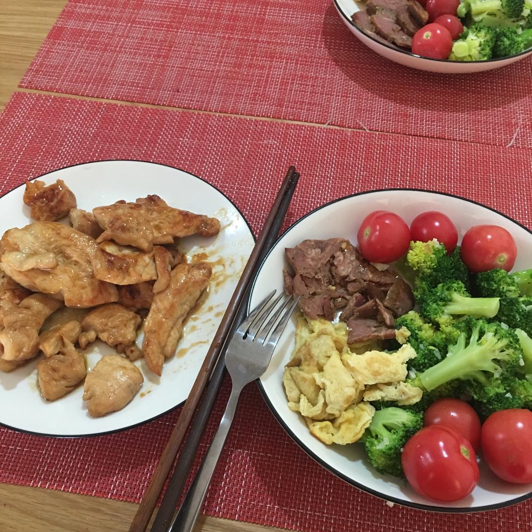 减肥食谱：香煎鸡胸+蒜蓉西兰花