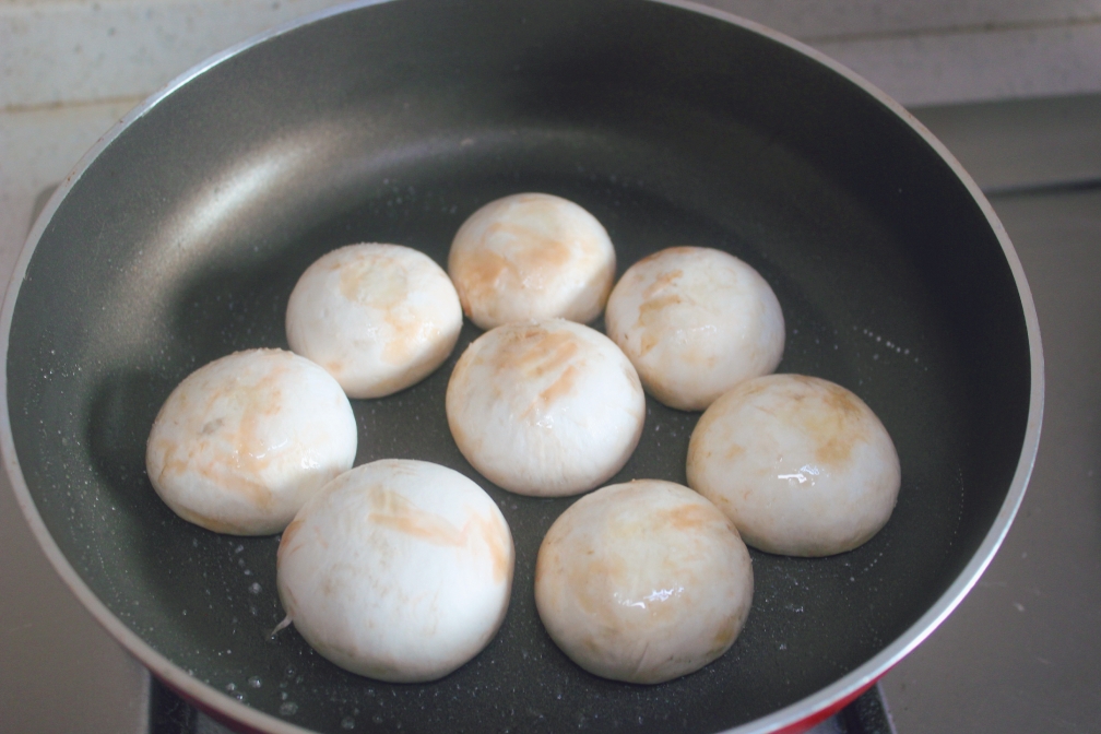 一口锅一点盐就能做出鲜味的口蘑的做法