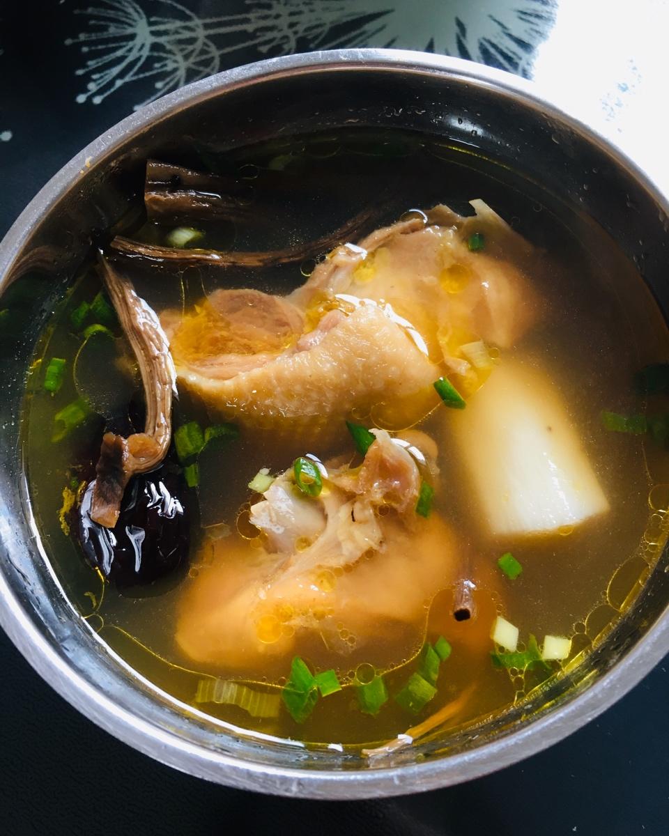 茶树菇土鸡汤