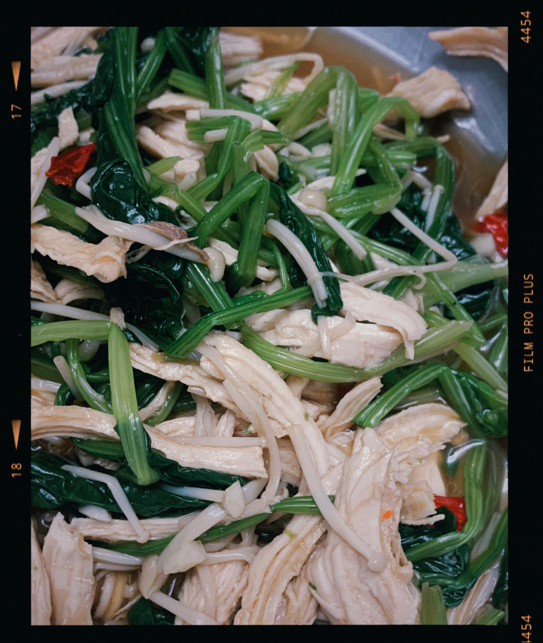 解馋减脂餐！酸辣开胃又下饭的菠菜拌金针菇