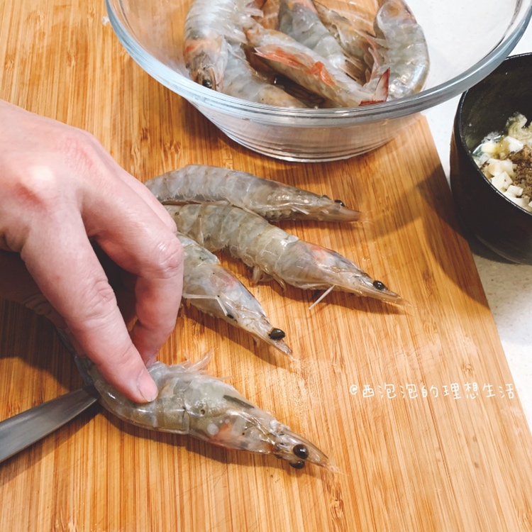 香蒜黄油烤虾🦐🦐🦐让你的情人节大餐不简单💑的做法 步骤2