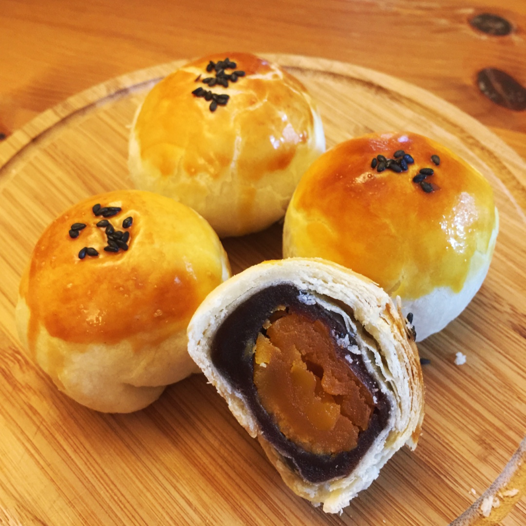 蛋黄酥 Danhuangsu
