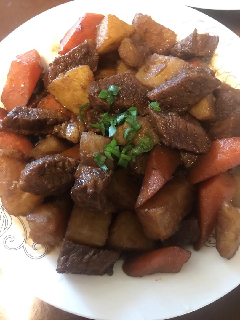 胡萝卜土豆炖牛腩