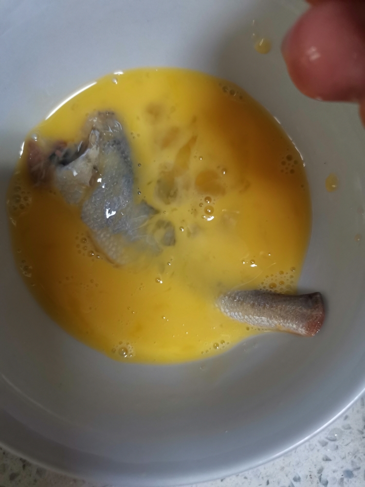 油炸小黄鱼的做法 步骤2