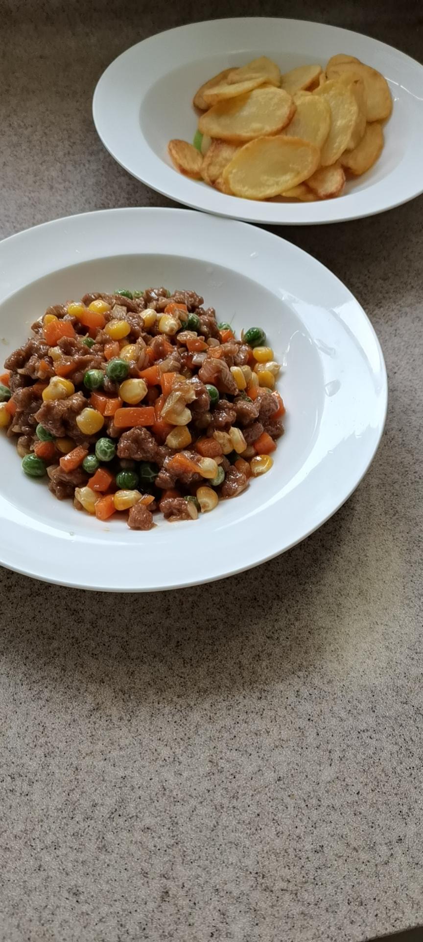 小朋友都喜欢的葱香蔬菜嫩爆牛肉粒