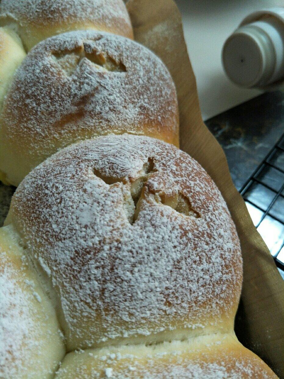 马苏里拉芝士加培根碎的面包 ​ ​​​​