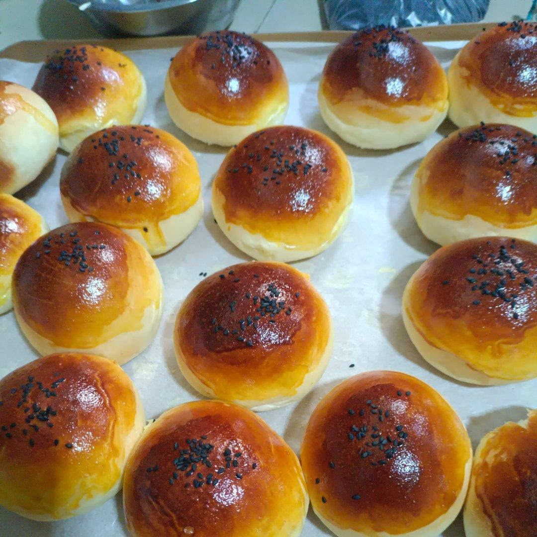 超软的奶香红豆沙面包