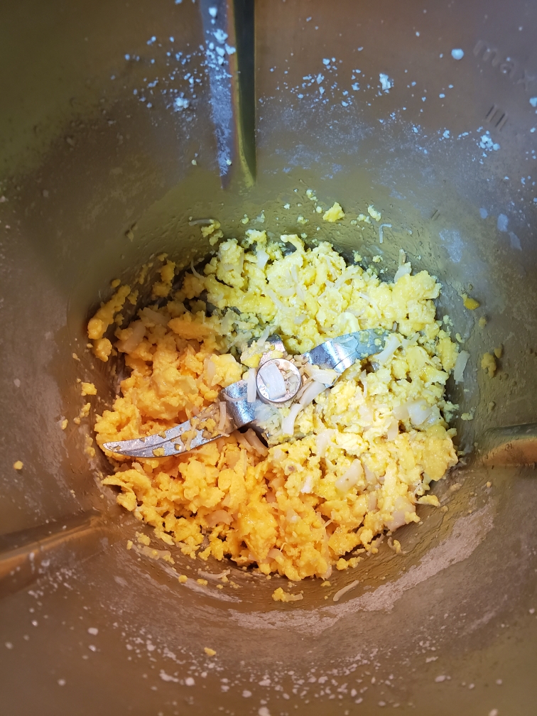 小美版咸蛋黄粉韭苔菜盒的做法 步骤10