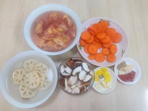 『营养好吃』藕片胡萝卜香菇鸡汤的做法 步骤1