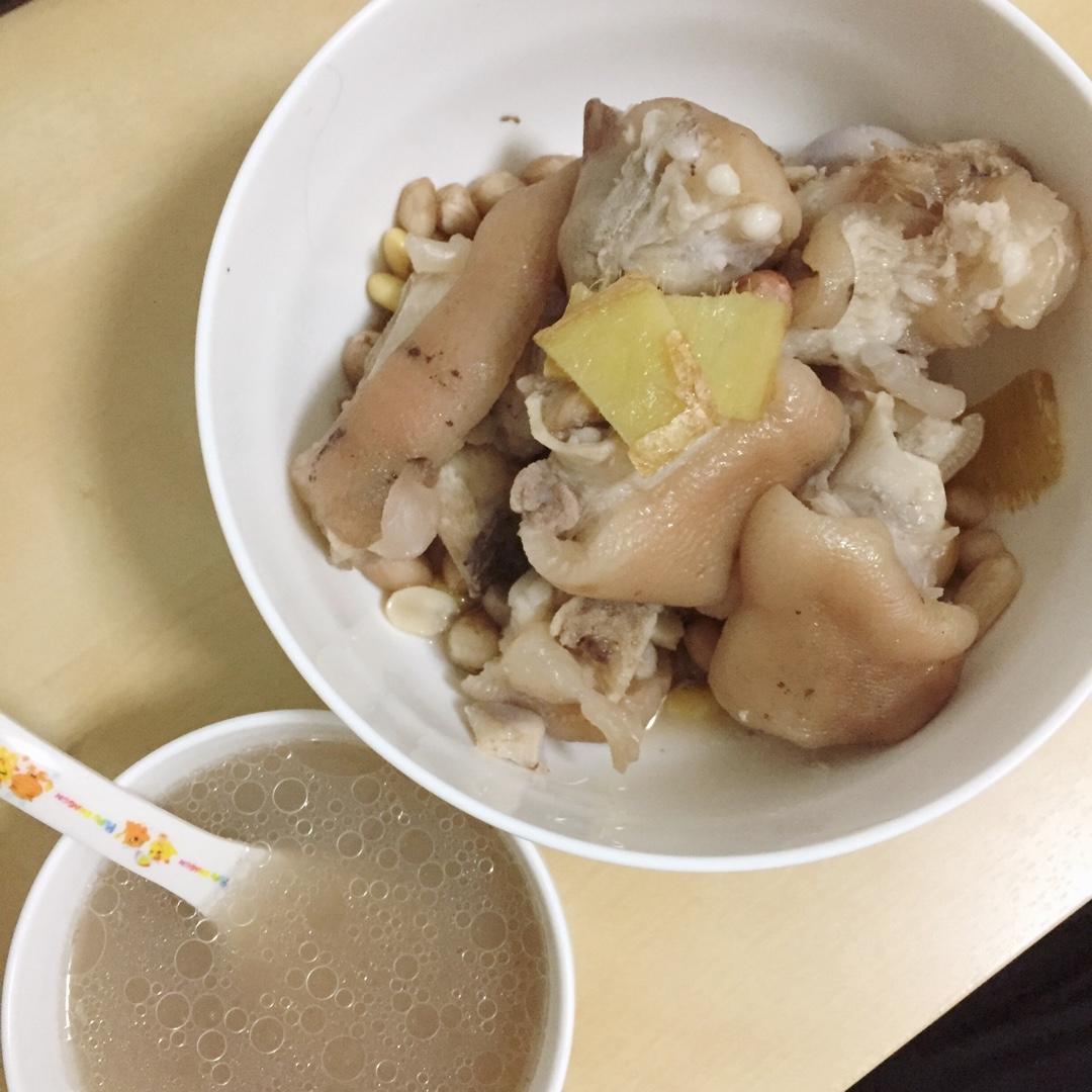 黄豆花生猪脚汤