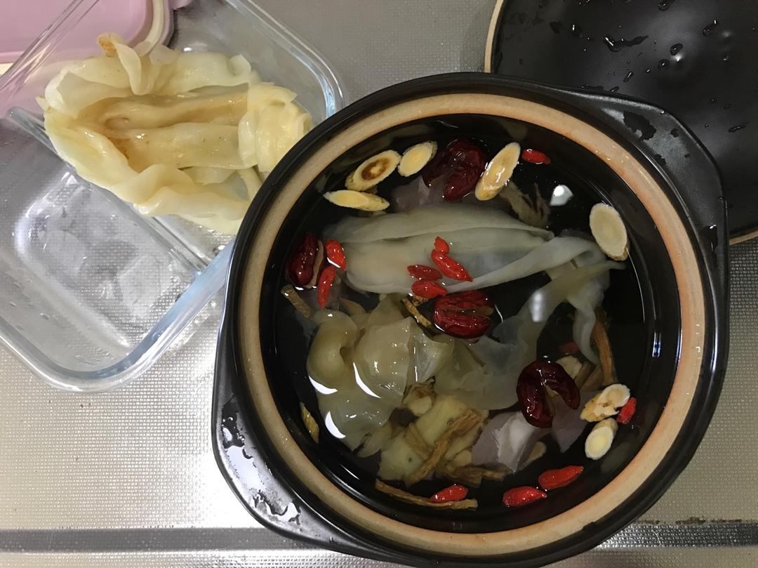 当归党参黄芪煮蛋养颜气血汤