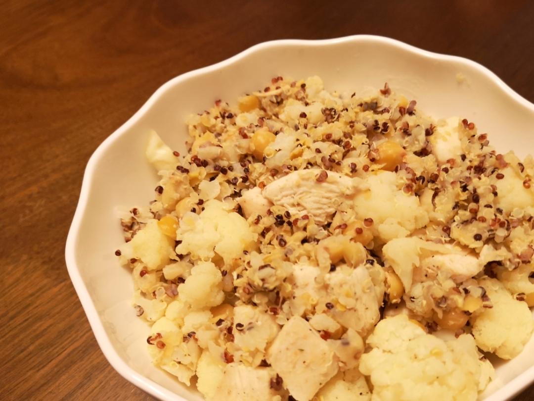 鹰嘴豆藜麦鸡胸沙拉