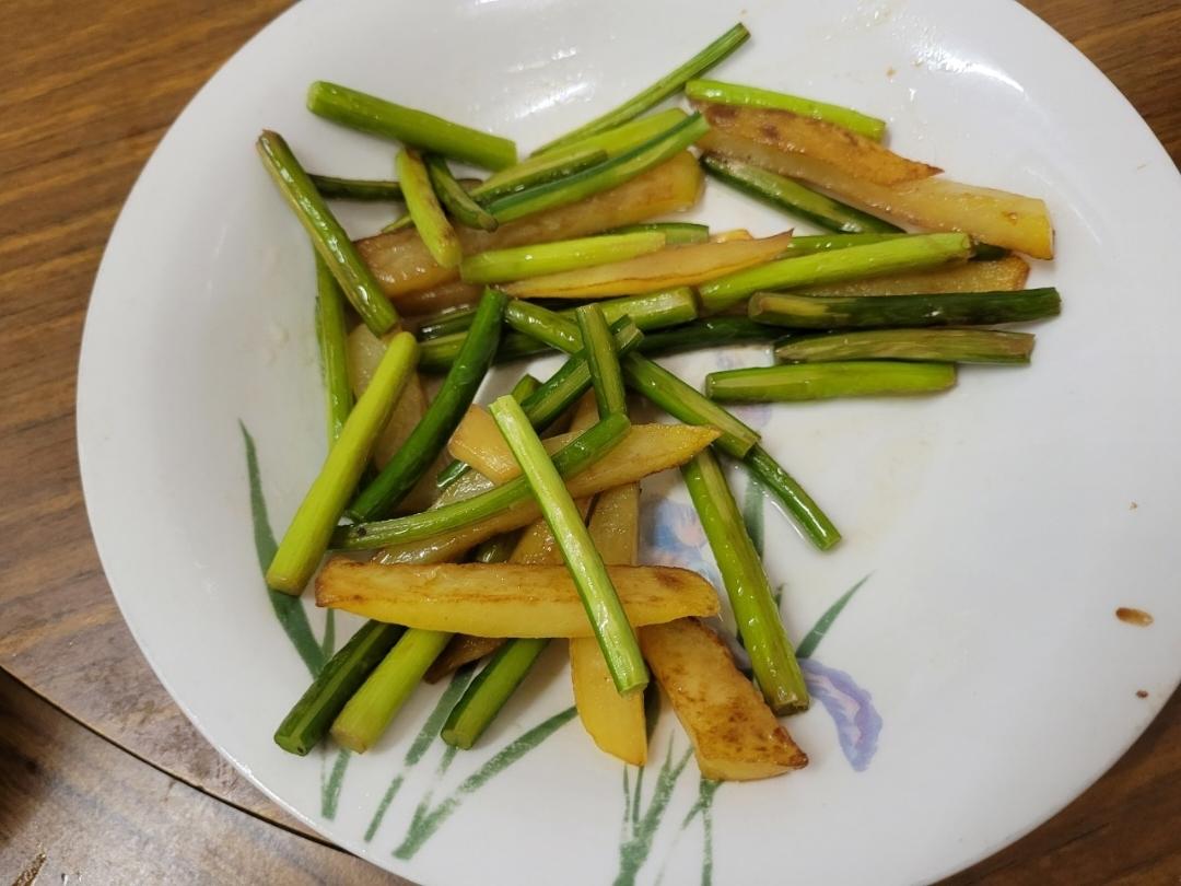 土豆炒蒜苔