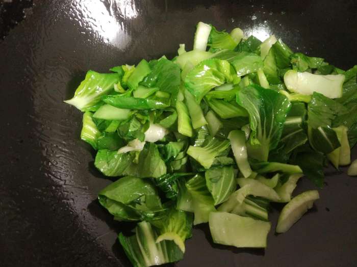青菜油豆腐面结汤的做法 步骤3