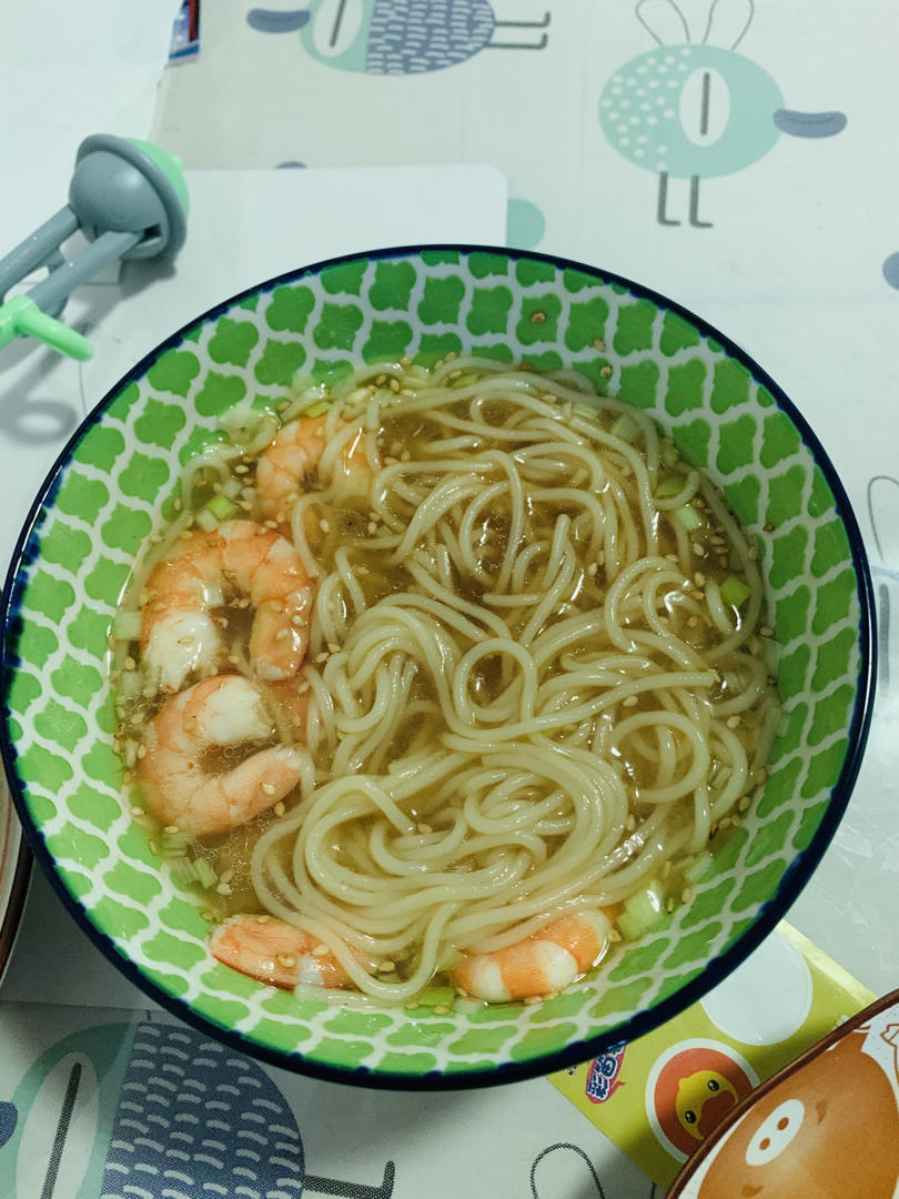 面 热汤面 一缸桔子汁做的热汤面赞 面条(挂面),蒜,小米椒(可不放),葱