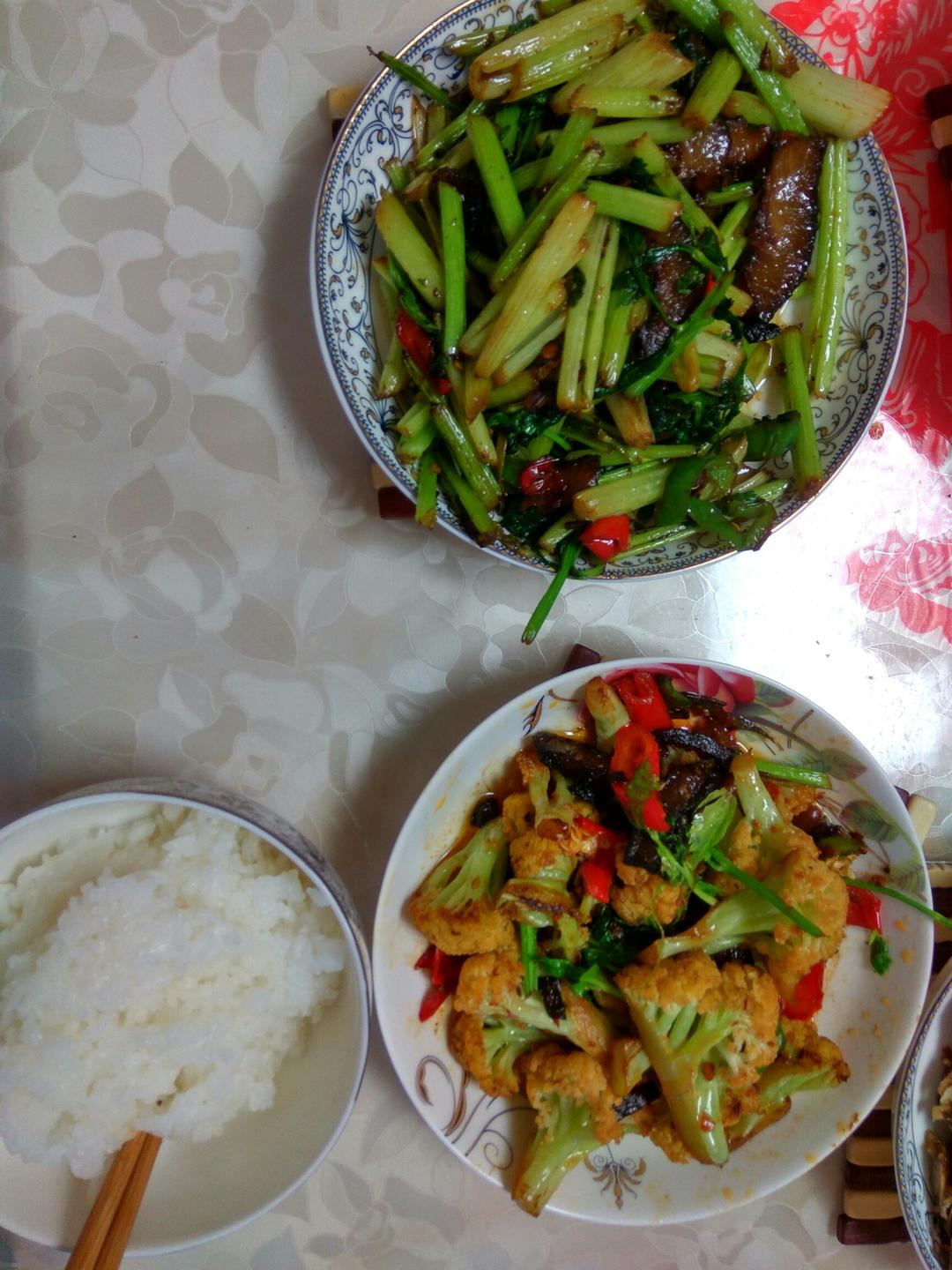 兰丹jωl做的很浪费米饭的家常菜之一干锅菜花