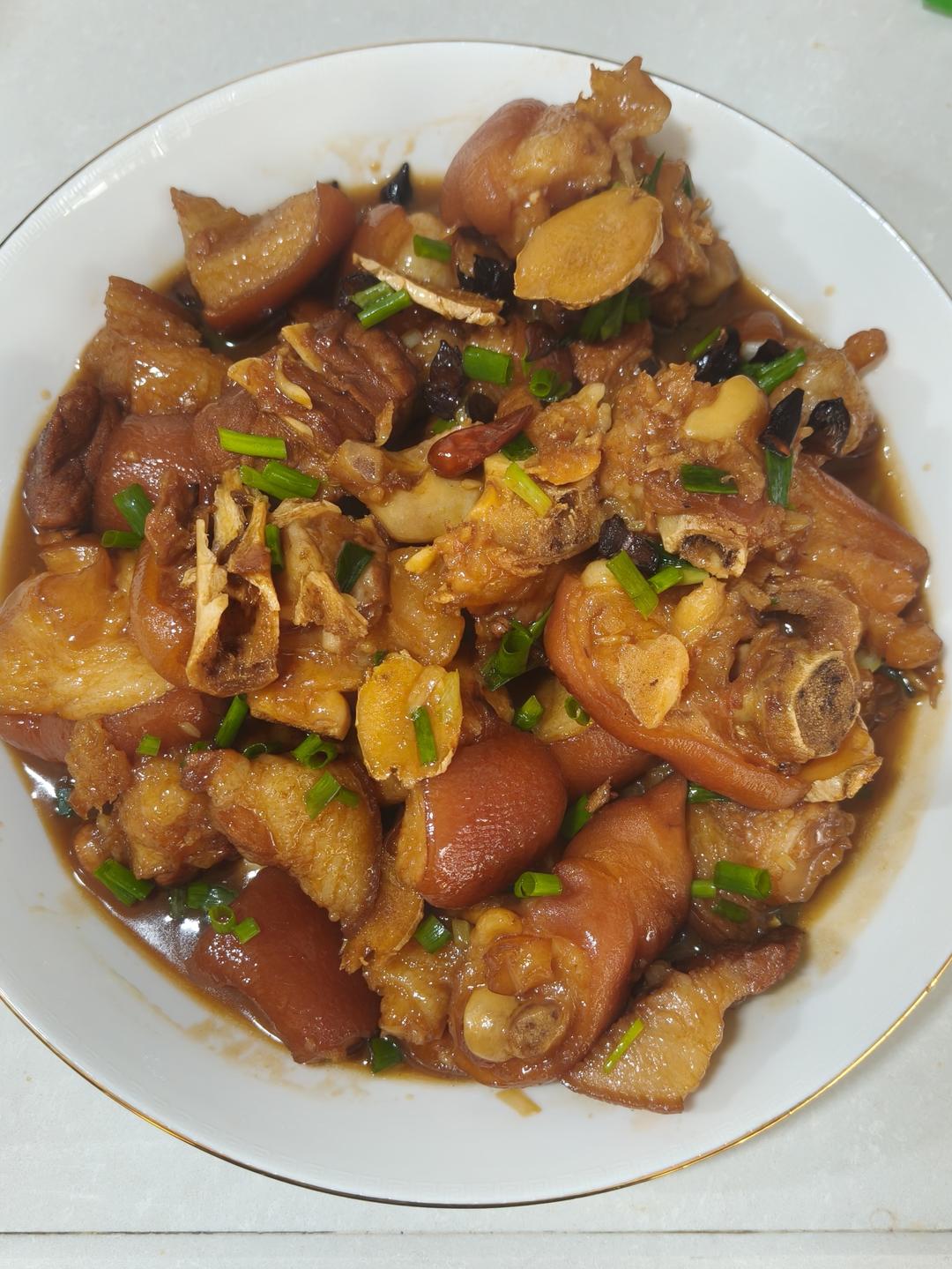 美味的家常菜：红烧猪蹄