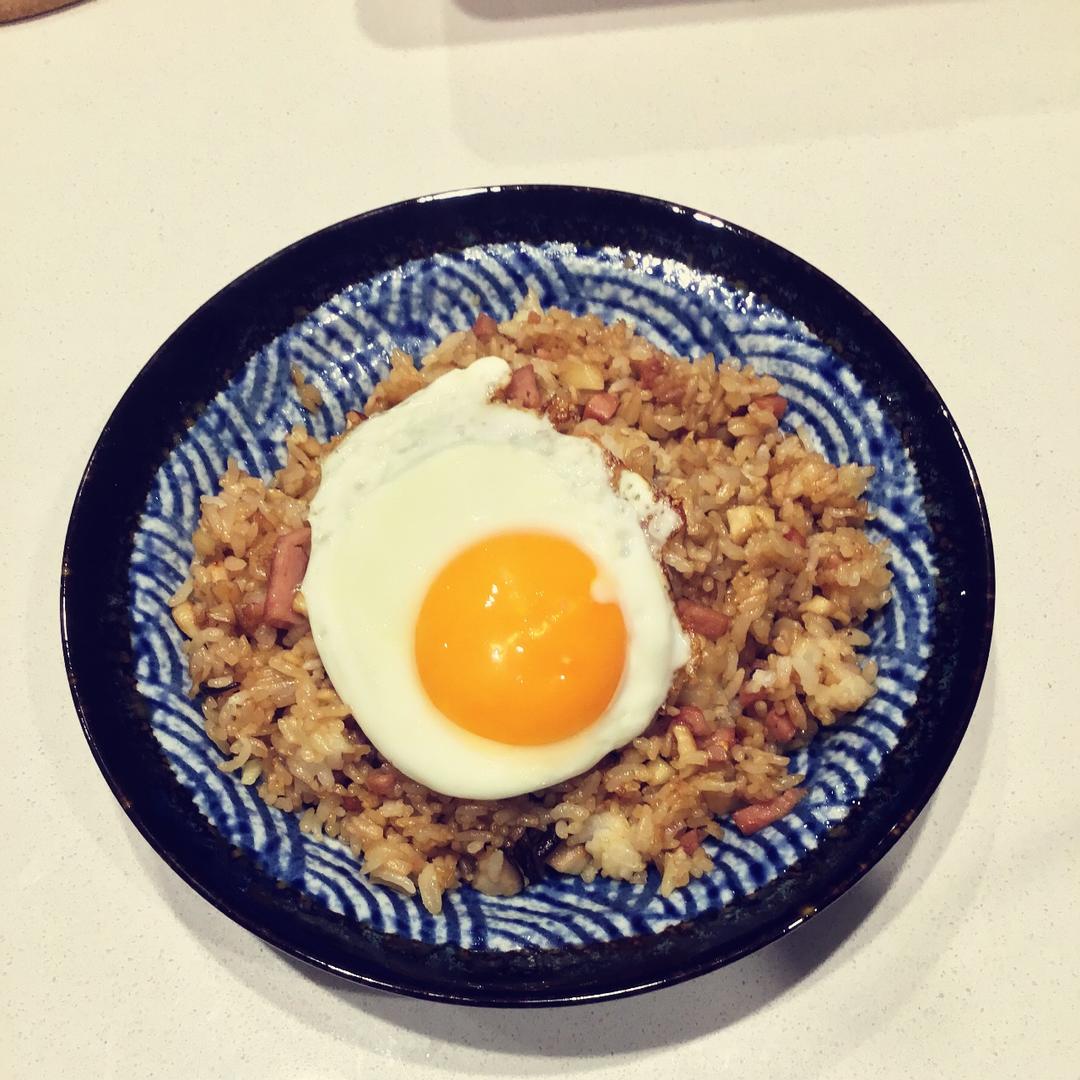 【鲜虾酱油炒饭】