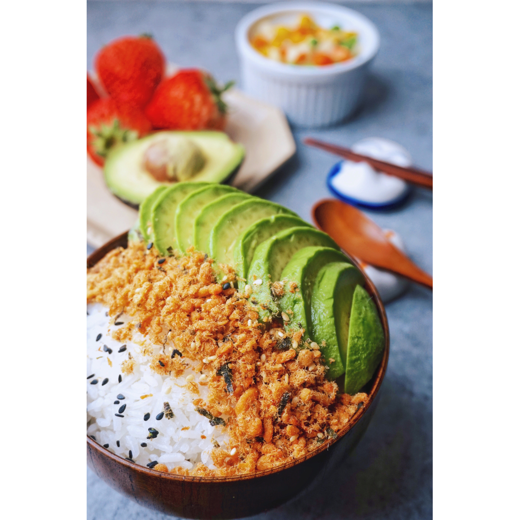 1c冰冰做的牛油果海苔肉松拌饭