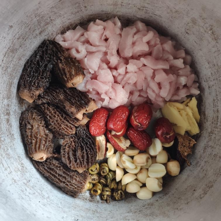 羊肚菌石斛莲子汤