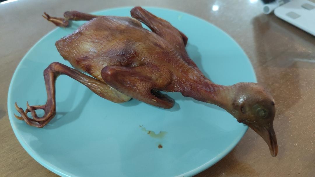 烤乳鸽只需两步（腌制+进烤箱）～一人一只肯定不够吃😋