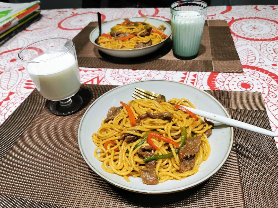 孜然牛肉炒拉条 家常面条百吃不厌的美味做法
